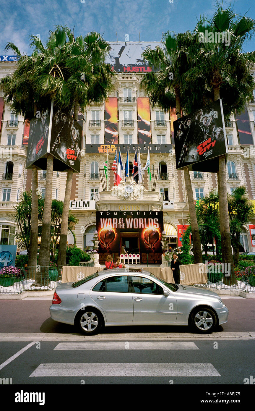 Un coche está aparcado para la promoción de la exposición óptima fuera del Hotel Carlton en la Croisette en el Festival de Cannes de 2005 Foto de stock