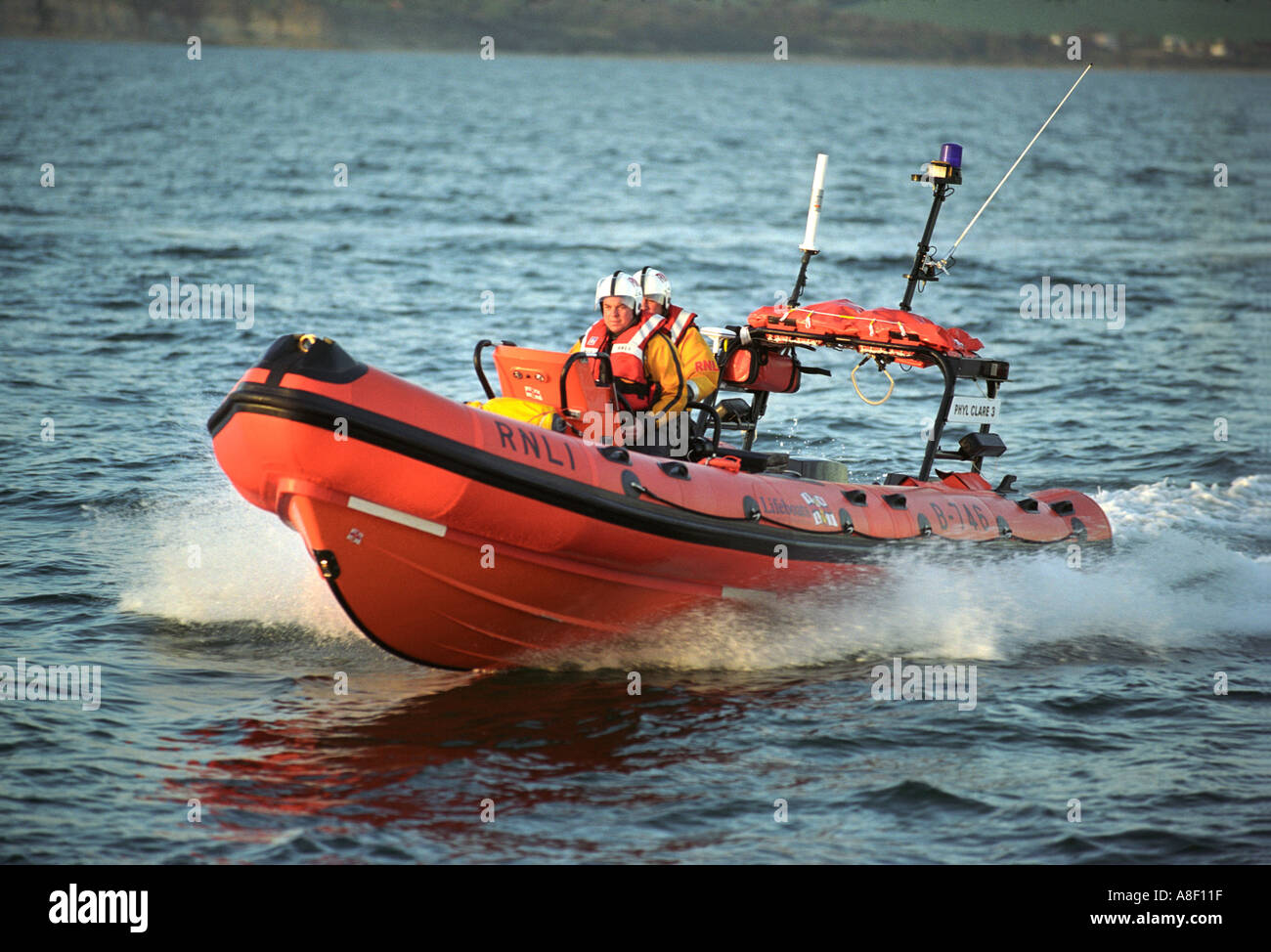 Un bote salvavidas de bajura a alta velocidad frente a las costas de Bretaña Foto de stock