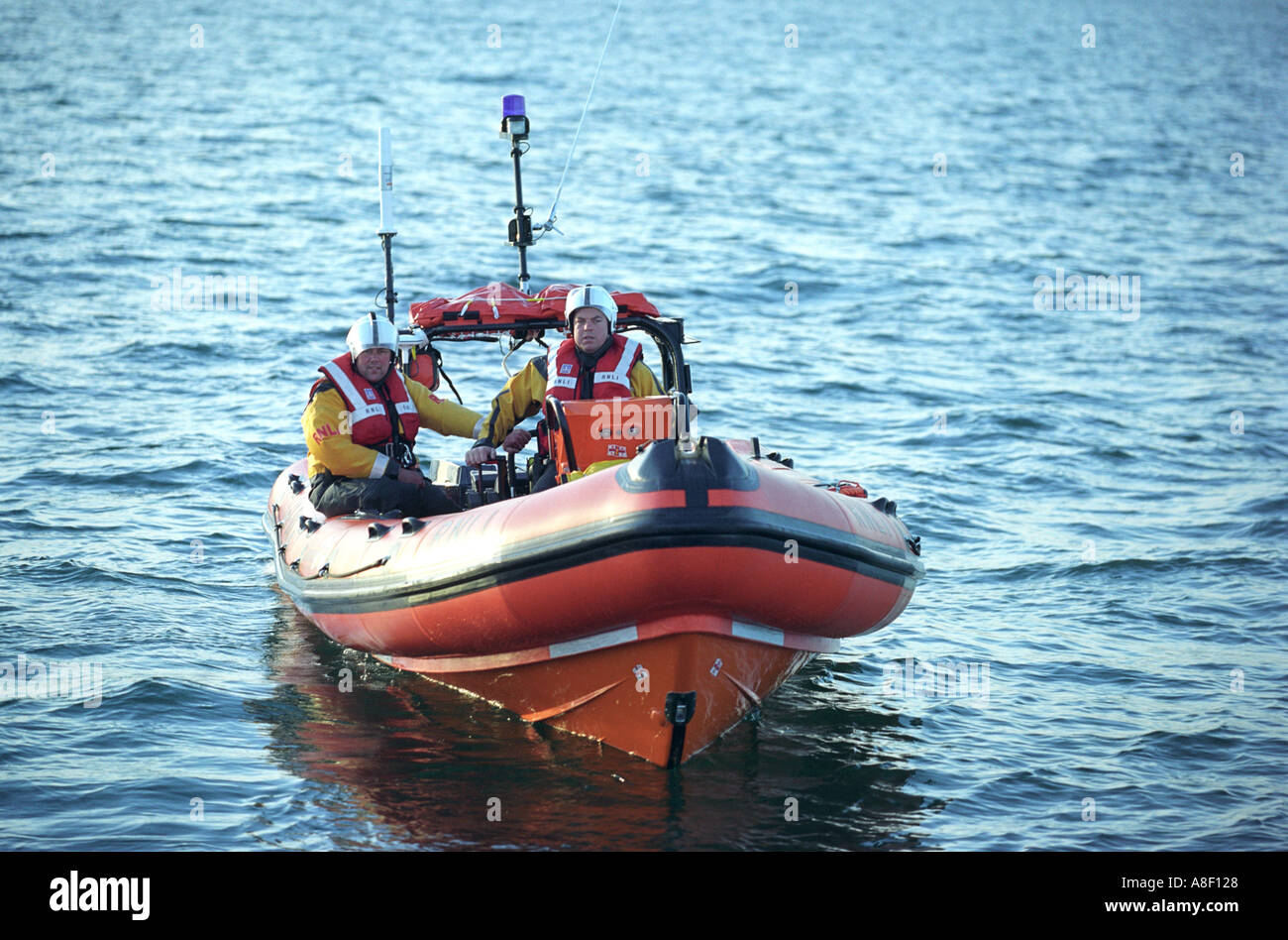 Un bote salvavidas costeras frente a las costas de Bretaña UK Foto de stock