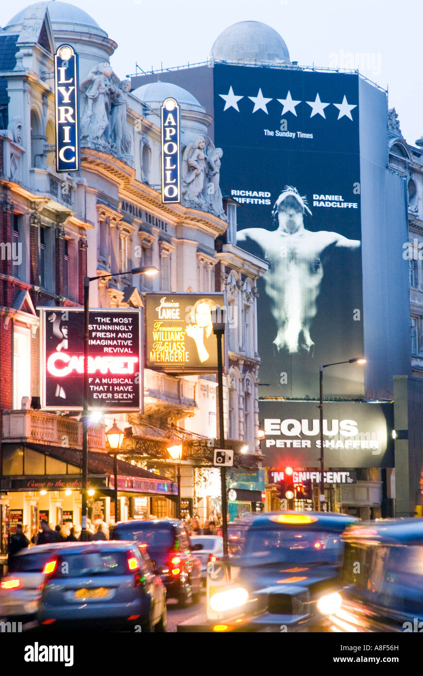 Los teatros de West End en Shaftesbury Avenue en la noche Londres England Reino Unido Foto de stock