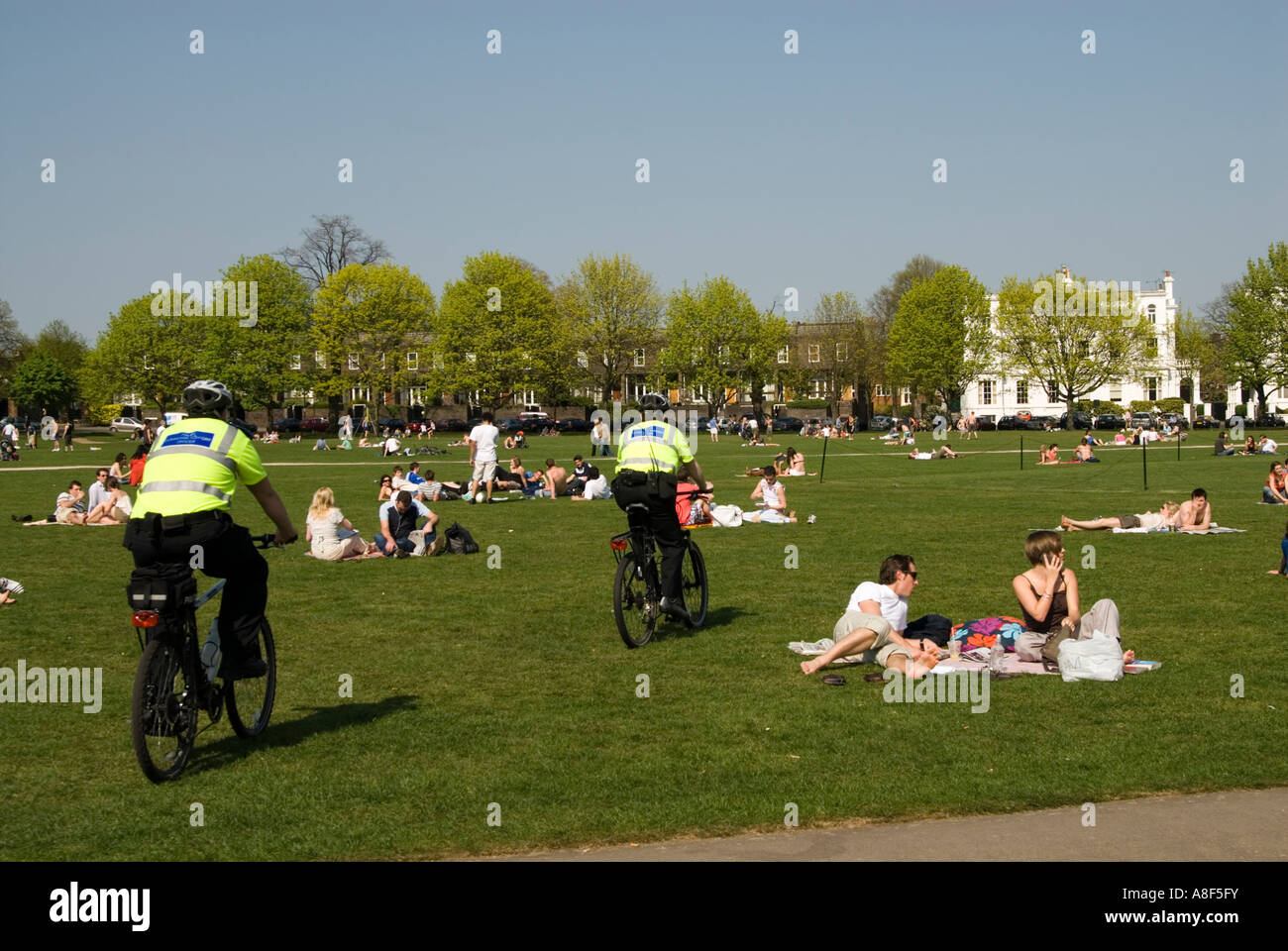 Policía en bicicleta por Richmond Green London Reino Unido Foto de stock