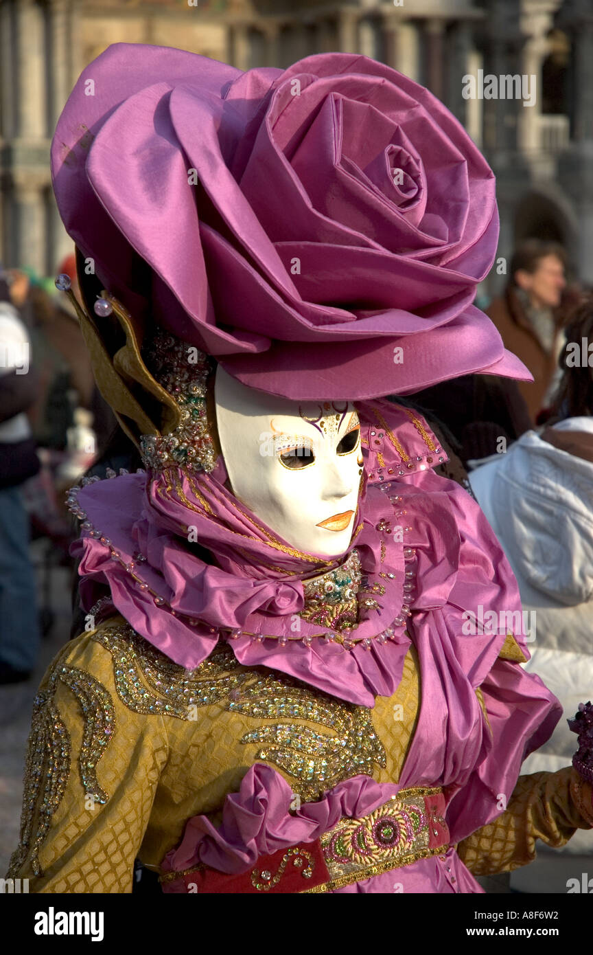 Traje tradicional Carnaval de Venecia en San Marco - disfraces Carnaval en  Venecia una flor grande en la cabeza - Italia - Europa Fotografía de stock  - Alamy