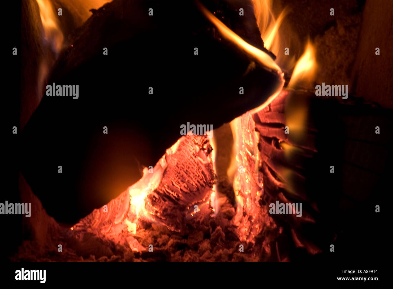 Cerca de la quema de carbón en una estufa doméstica Foto de stock