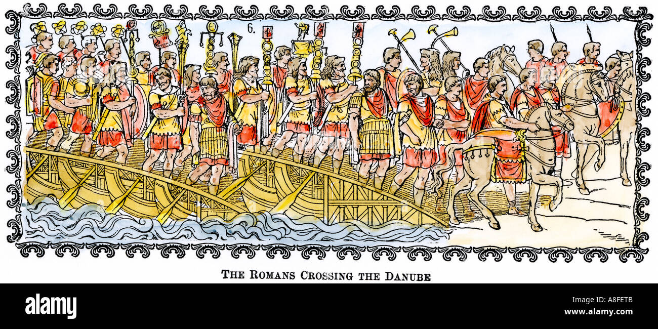 Las legiones romanas cruzando el río Danubio en un puente de pontones. Xilografía coloreada a mano Foto de stock