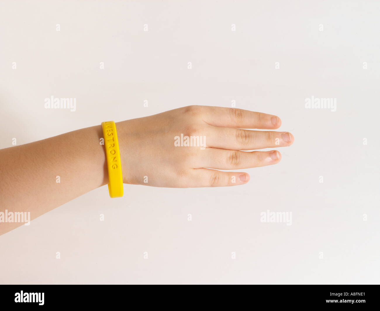 La concienciación sobre el cáncer la caridad pulsera amarilla Livestrong  Fotografía de stock - Alamy