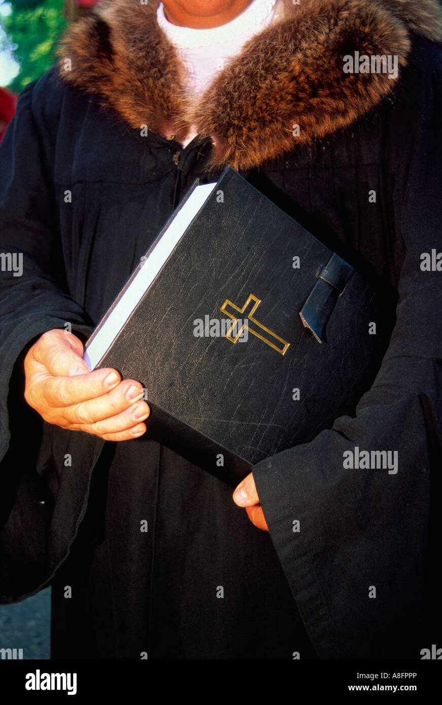 Un noble sosteniendo la Biblia negro grande Fotografía de stock Alamy