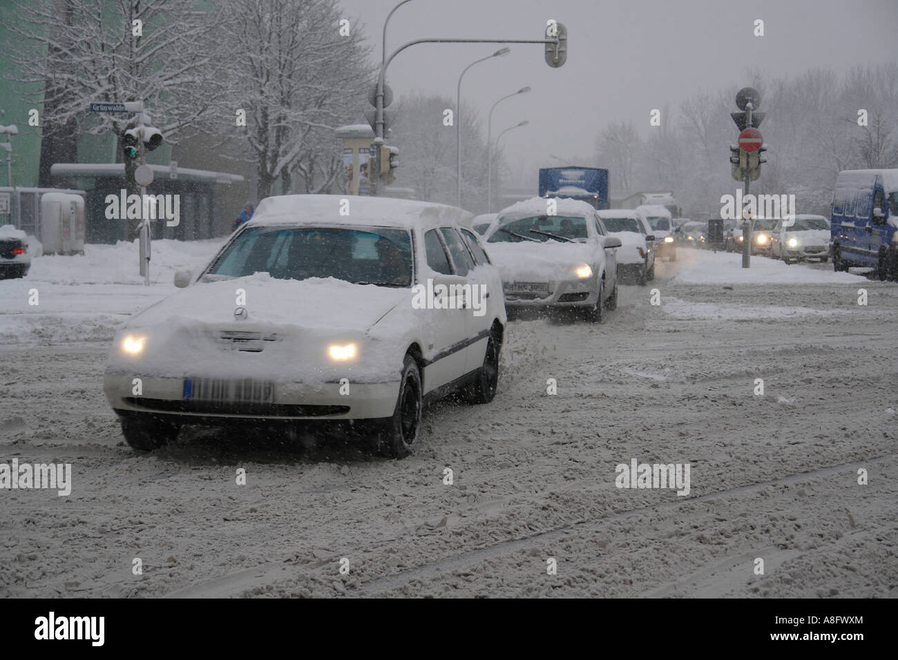 En invierno el caos de tráfico Foto de stock