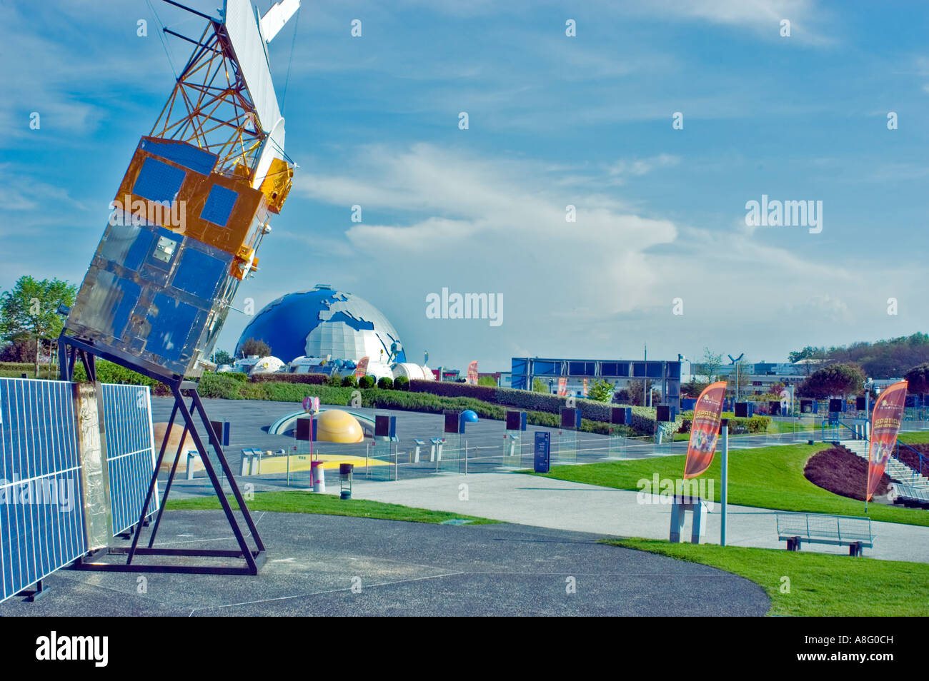 'Toulouse France' Tecnología francesa 'Science Park''Space' de la ciudad modelos E.R.S 'Space' "Satélite" de lanzamiento de cohetes Ariane 5. Foto de stock