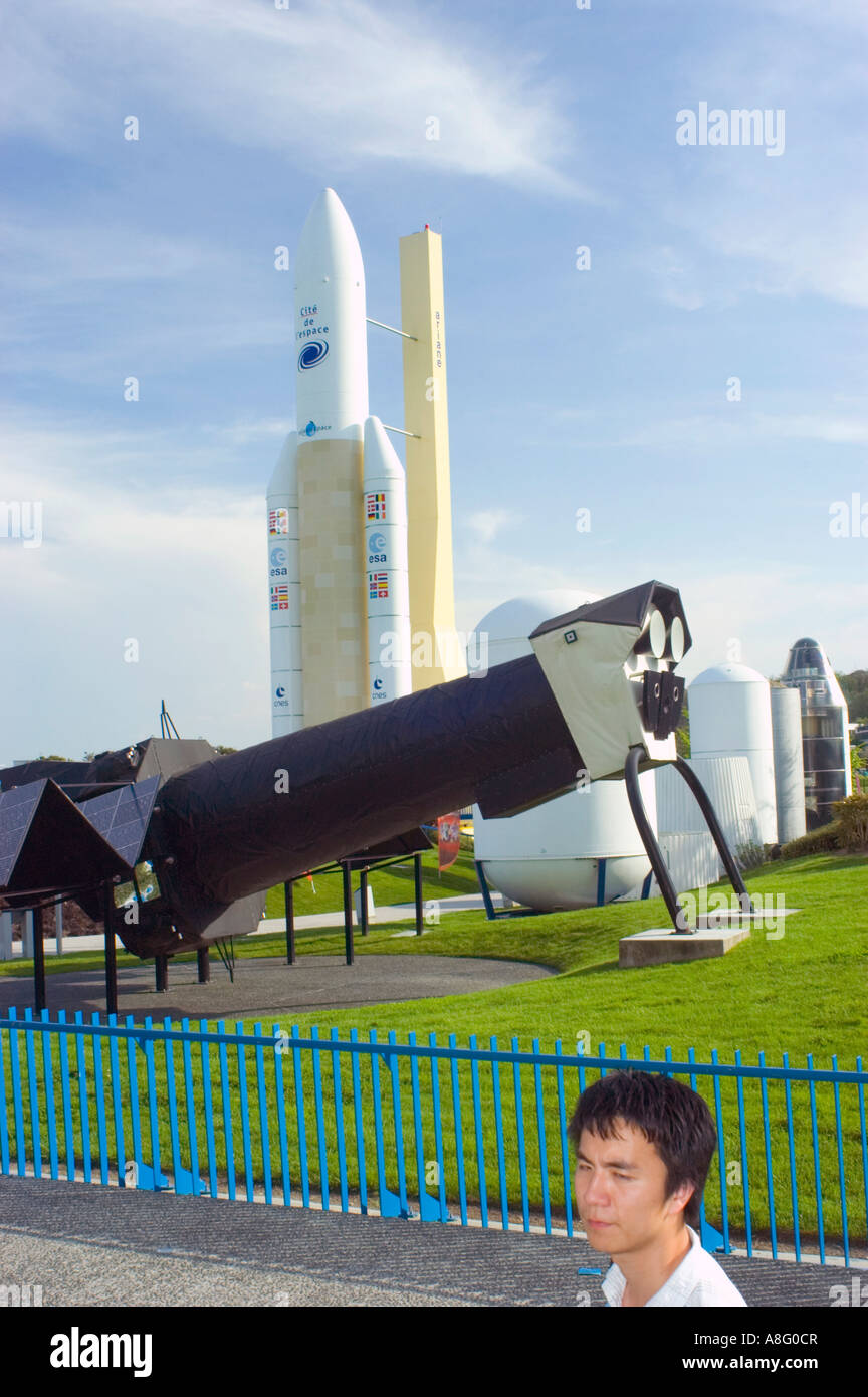 'Toulouse France' 'Tecnología' francesa Science Park 'Space' de la ciudad modelos 'XXM Space Telescope' 'Ariane 5' de vehículos de lanzamiento de cohetes Foto de stock