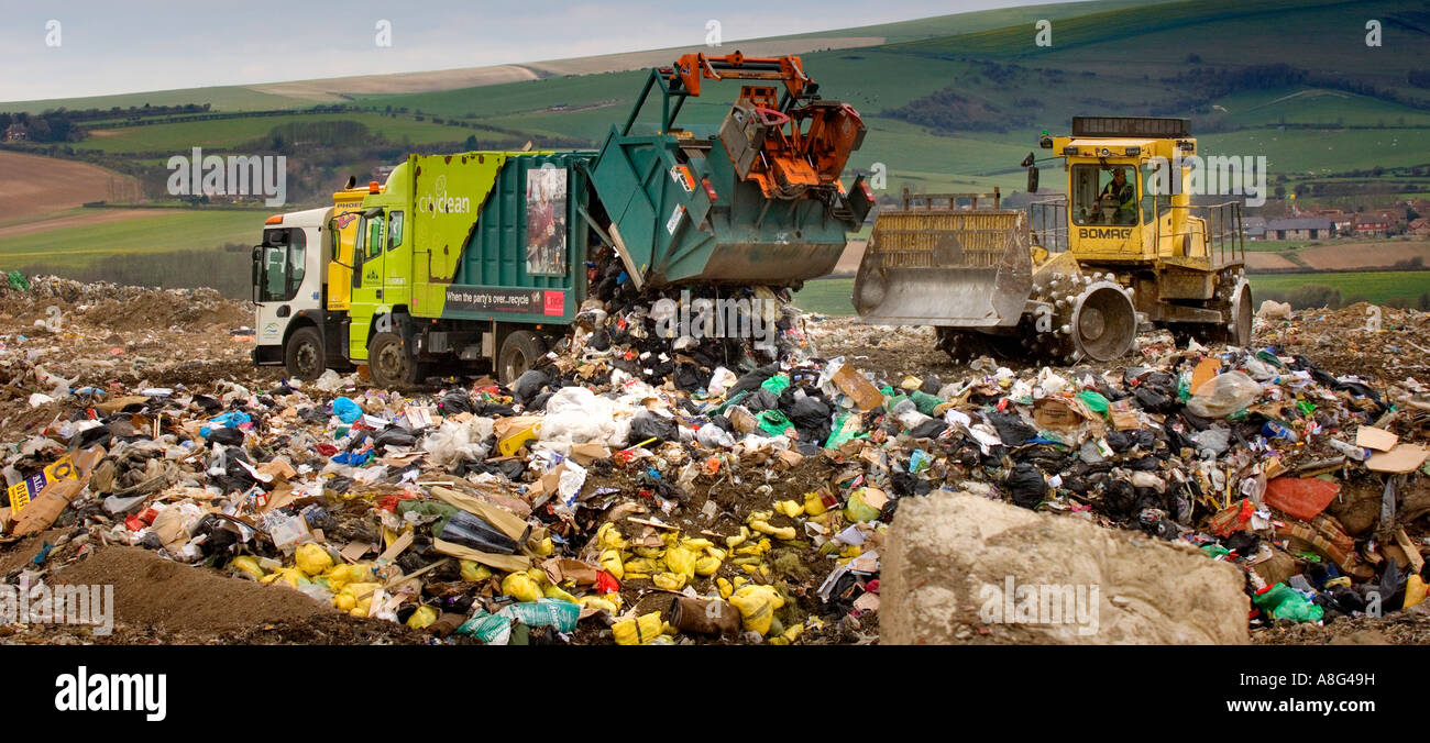 Un vertedero ocupado en acción con carros de basura camiones y bulldozers. Beddingham, sudeste del Reino Unido. Foto de stock