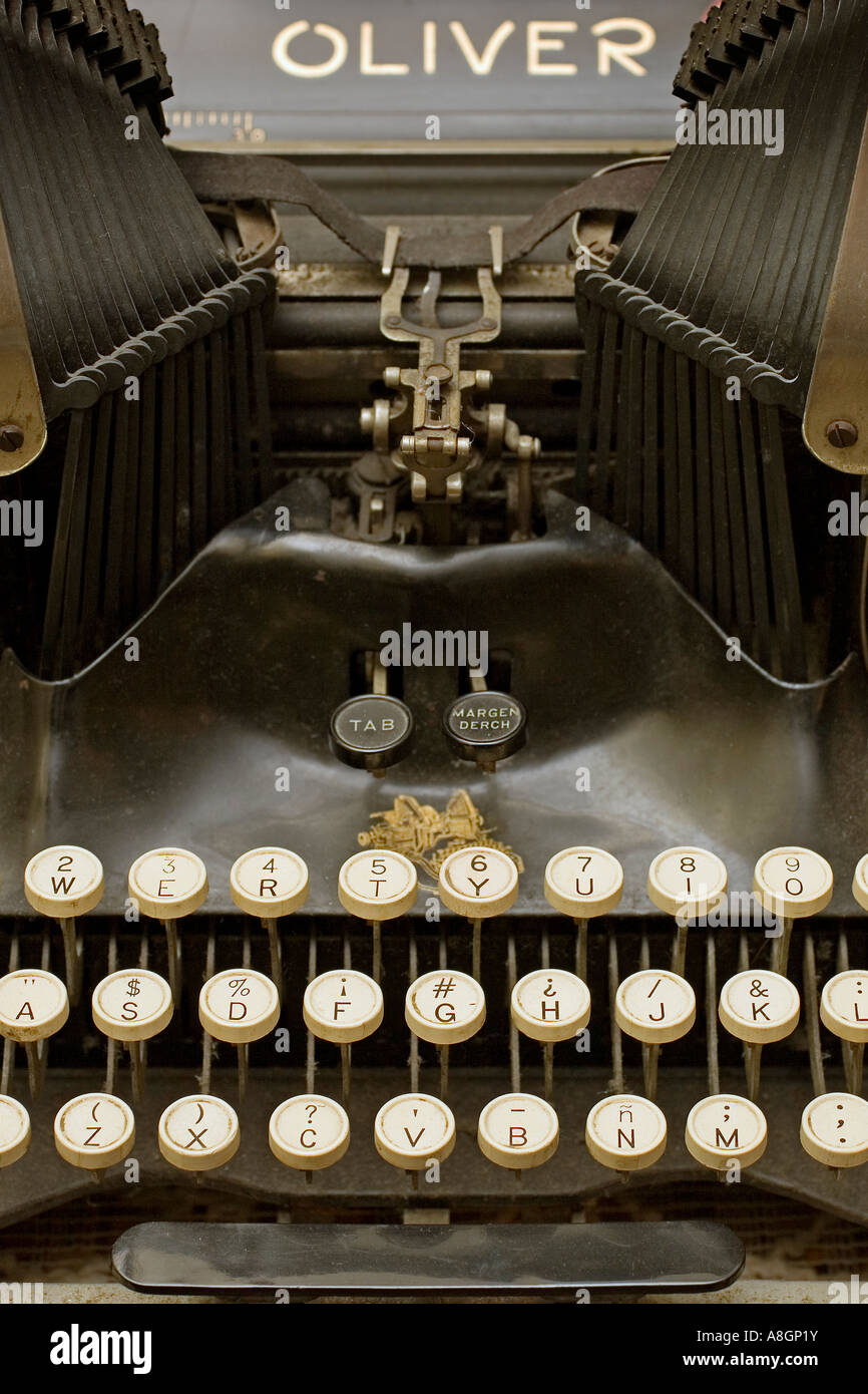 Teclas de una vieja máquina de escribir Oliver Fotografía de stock - Alamy