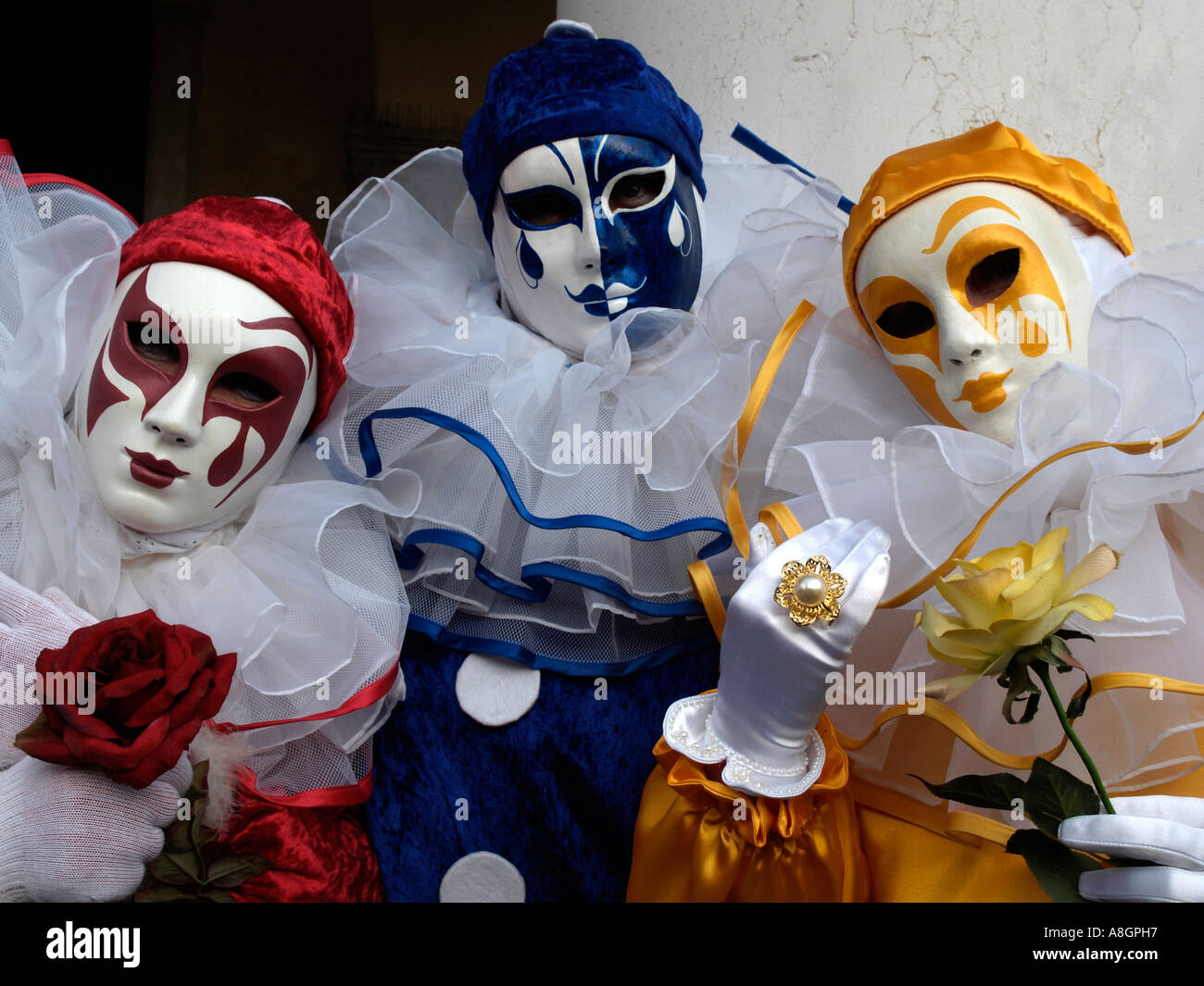 3 personas en rojo azul amarillo disfraces en Carnaval de Venecia  Fotografía de stock - Alamy