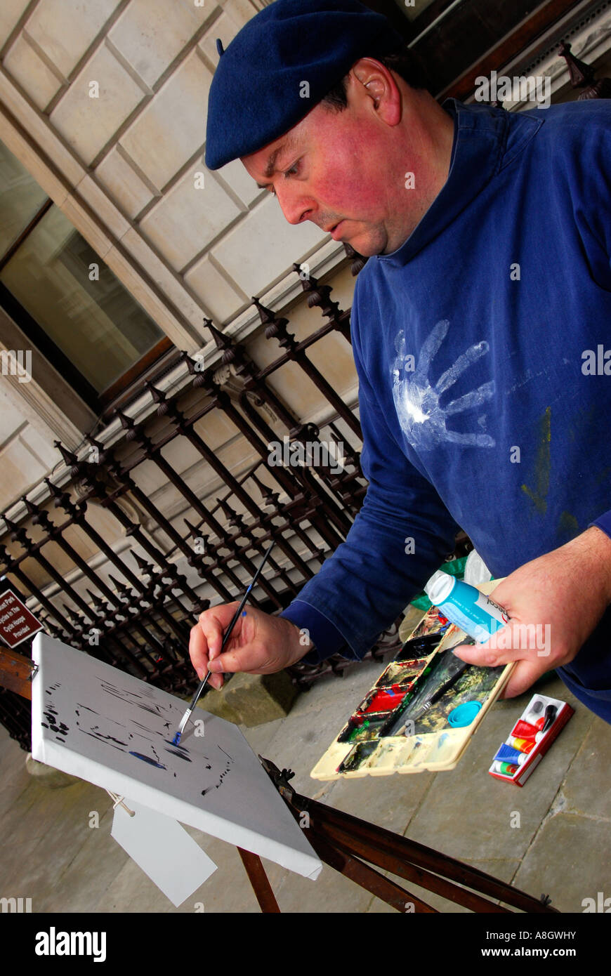 Hombre de pintar la fachada de la Real Academia de Londres Reino unido Foto de stock