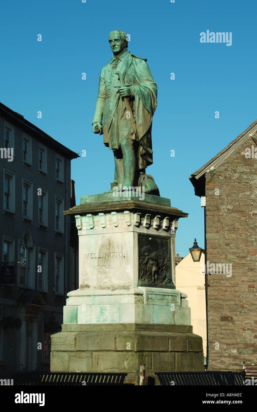 El centro de la ciudad de Brecon longitud completa estatua histórica sobre zócalo de Arthur Wellesley primer duque de Wellington en el Parque Nacional de Brecon Beacons Gales Powys UK Foto de stock