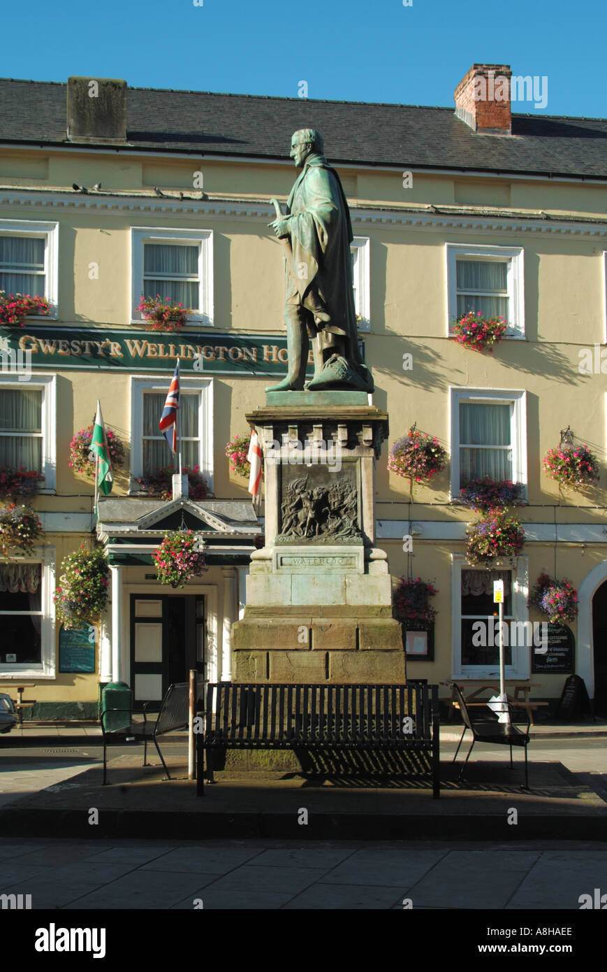 El centro de la ciudad de Brecon estatua de longitud completa sobre zócalo de Arthur Wellesley primer duque de Wellington, con Wellington Hotel más allá de Powys en Gales UK Foto de stock