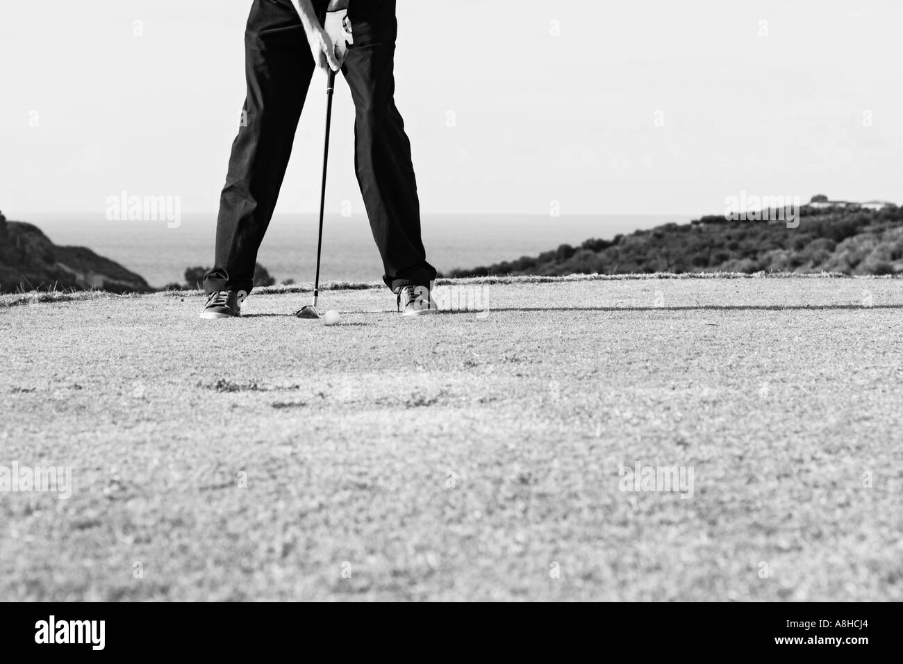 Hombre jugando al golf en frente del mar de Sicilia Italia Foto de stock