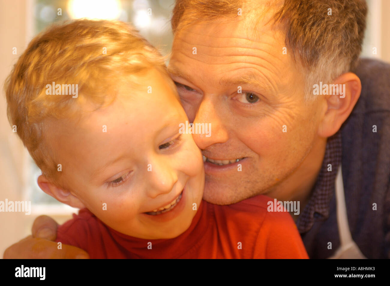 Padre con su pequeño hijo de cinco años de edad Foto de stock