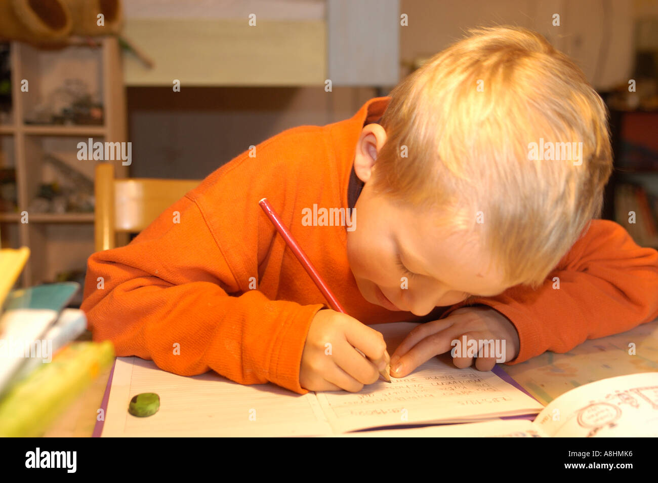 Los siete años de edad está haciendo sus deberes Foto de stock