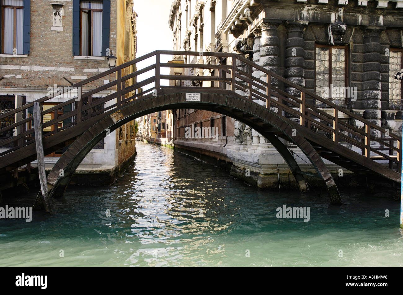 Poco wodden puente del Canale Grande en Venecia Italia Foto de stock