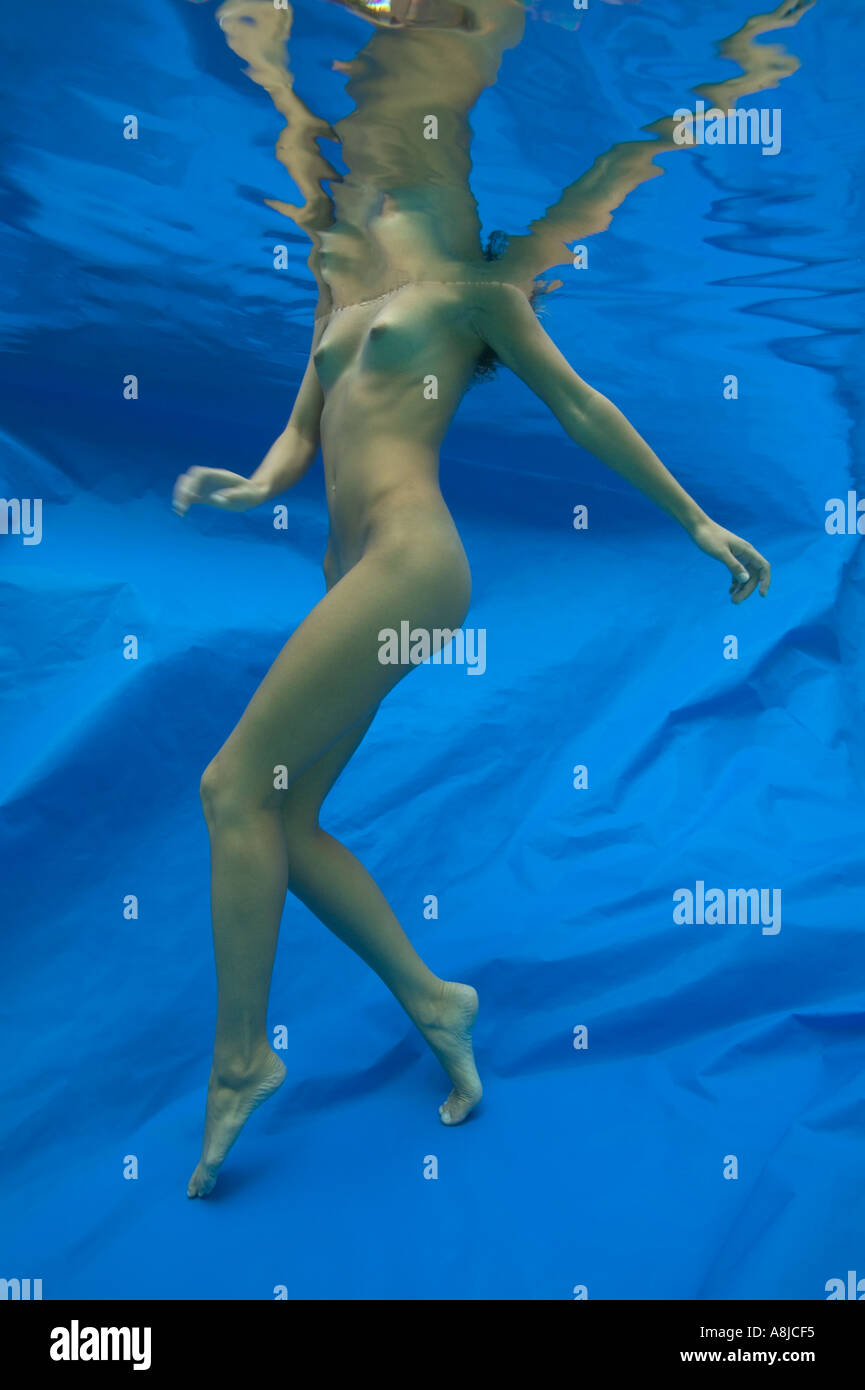 Mujer desnuda bajo el agua Fotografía de stock - Alamy
