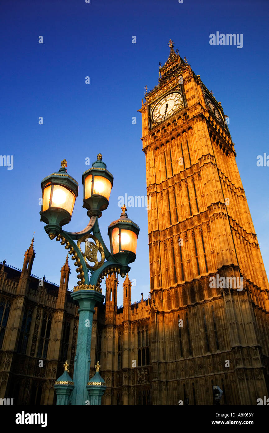 Bajo el ángulo mirando hacia la Torre del Big Ben de Londres con lámpara de la calle en Londres Westminster en primer plano Foto de stock