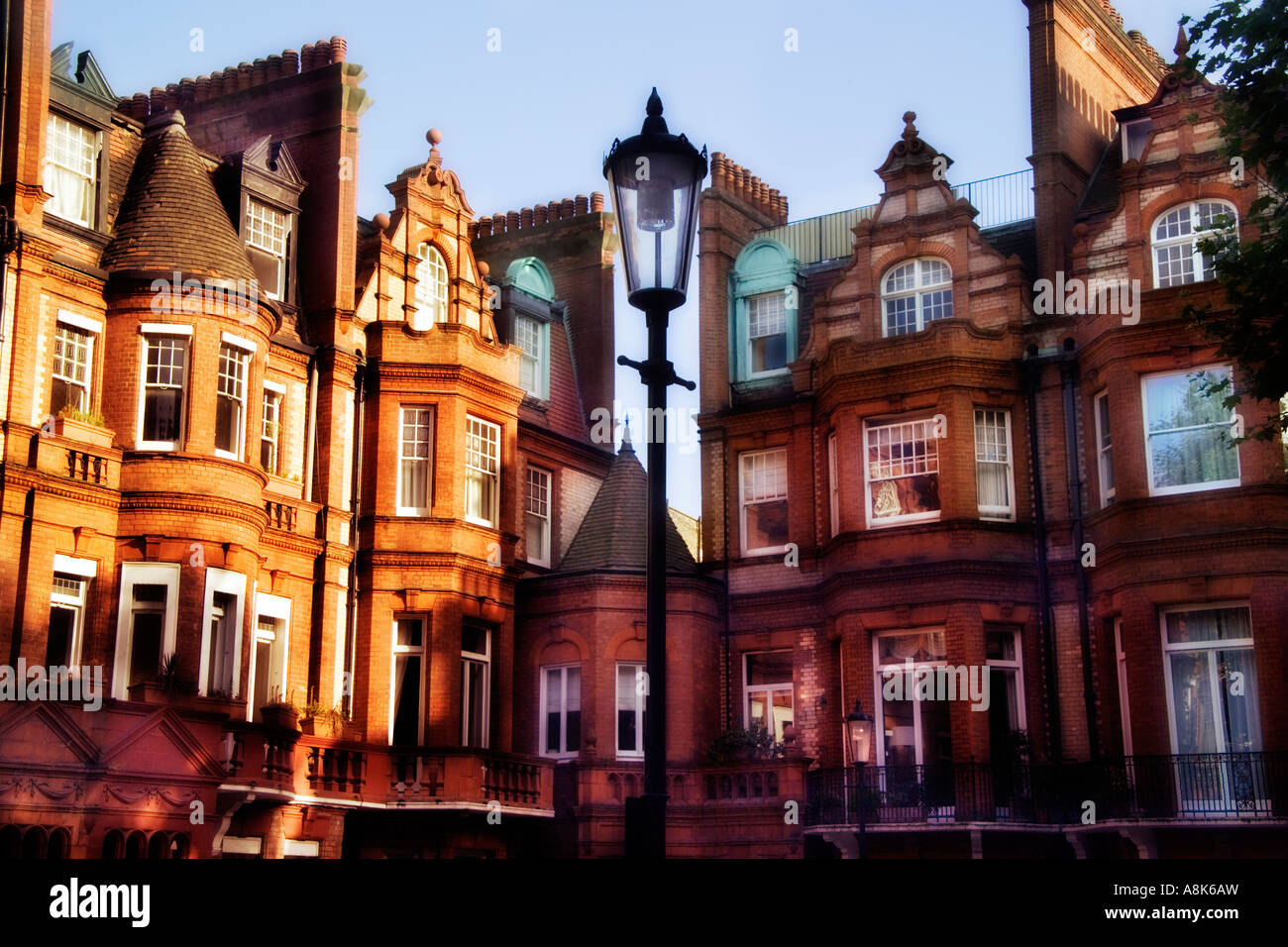 Hermosa vivienda victoriana de ladrillos rojos ricos en Sloane Square con lámpara de la calle Londres Chelsea London Foto de stock