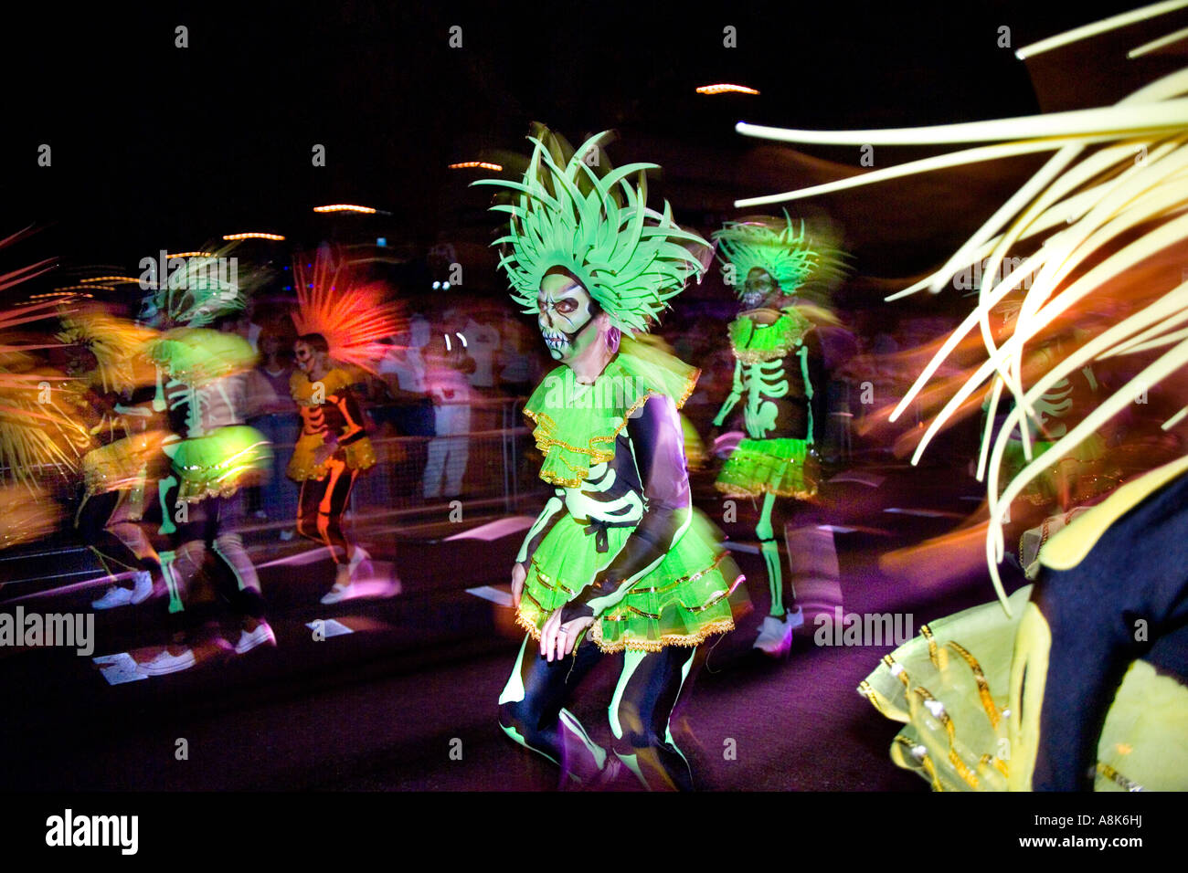 Esqueleto de colores alegres trajes de noche Desfile del Festival de  Londres Westminster Londres Central Fotografía de stock - Alamy
