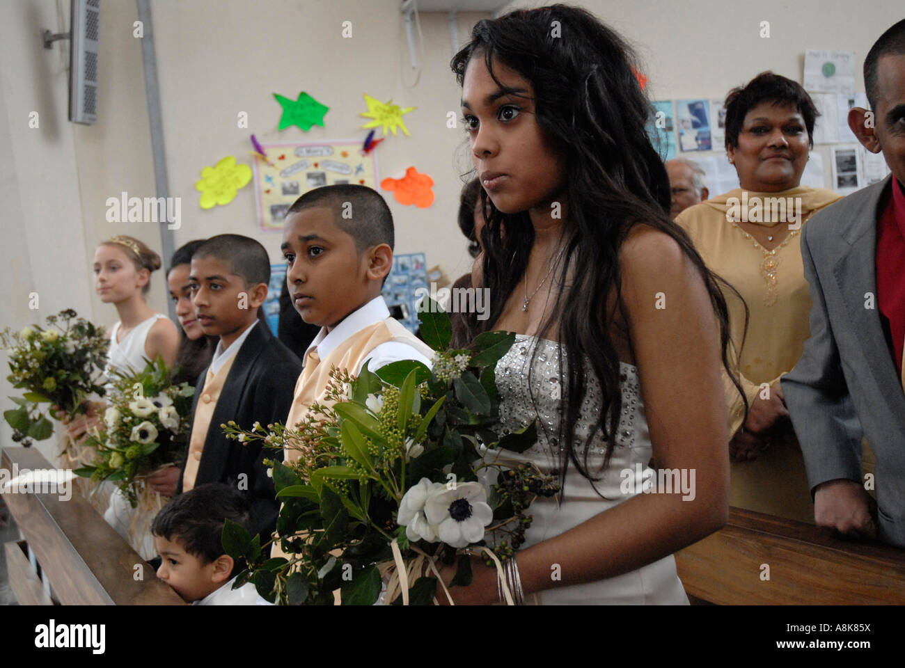 Flower girl en la Iglesia durante el servicio de bodas Foto de stock