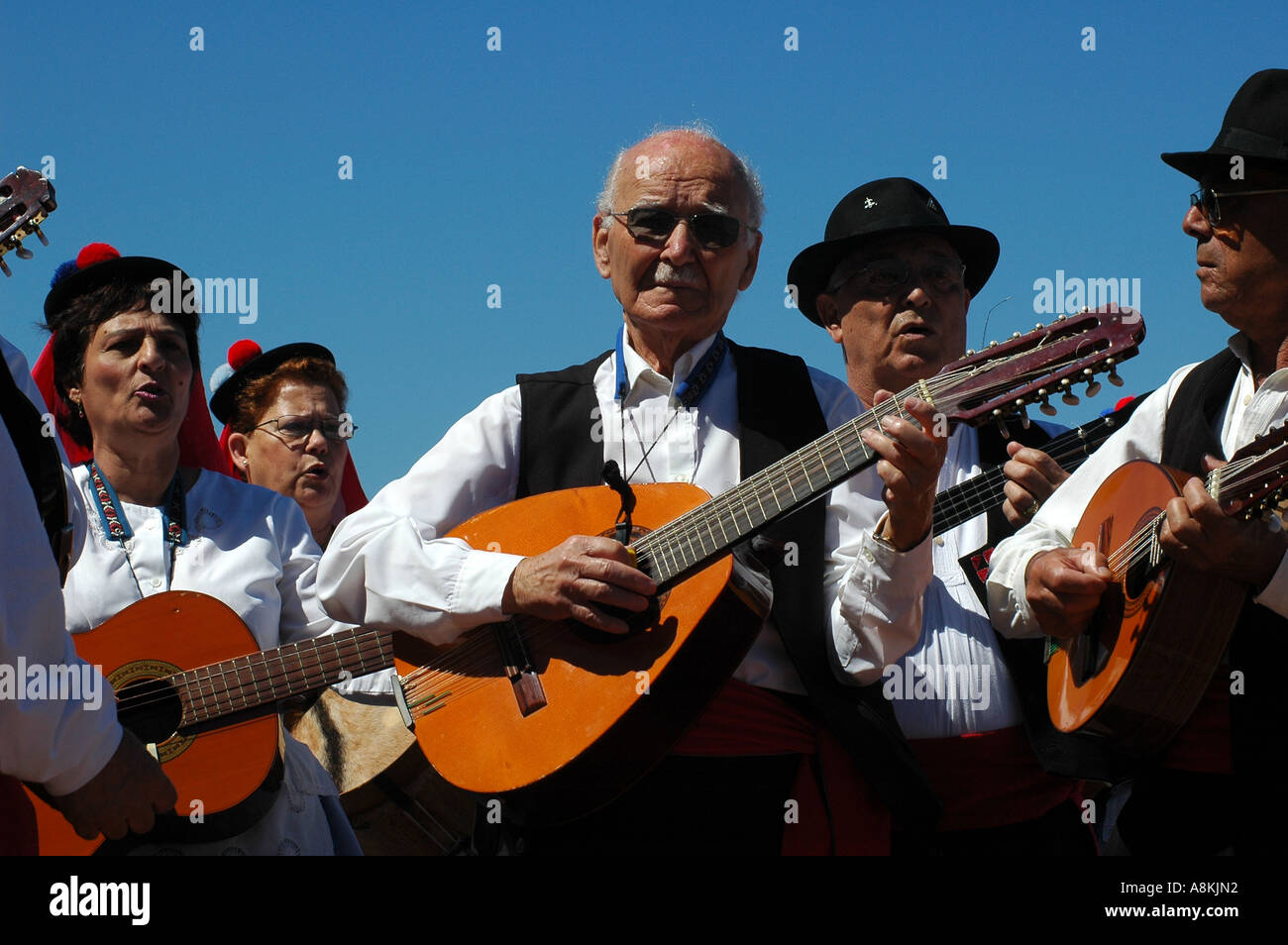 Los lugareños tocan música tradicional durante las Fiestas Fundacionales  (San Juan) en Las Palmas capital de la isla de Gran Canaria, una de las Islas  Canarias de España Fotografía de stock -