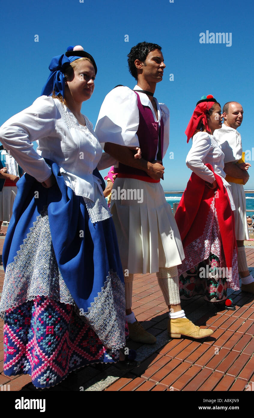 Los lugareños se vistieron con trajes tradicionales durante las Fiestas  Fundacionales (San Juan) en la ciudad de Las Palmas de Gran Canaria isla  una de las Islas Canarias de España Fotografía de
