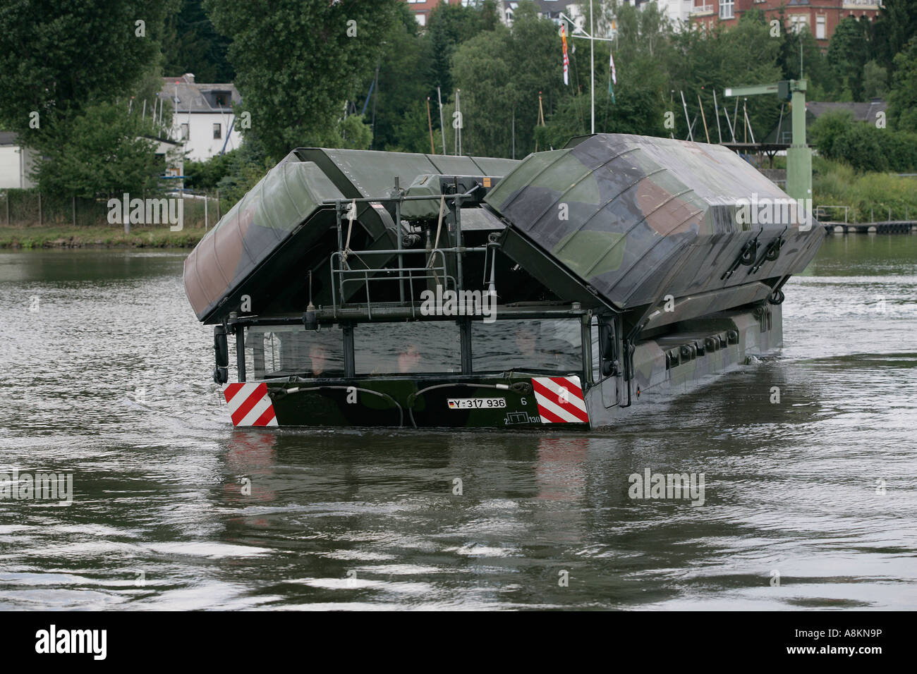 Vehículo anfibio M3 desde las Fuerzas Armadas Federales alemanas en thet Moselle, cerca de Coblenza, Renania-Palatinado, Alemania Foto de stock