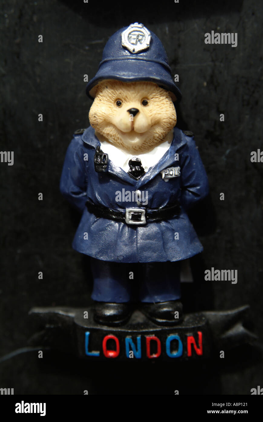 Imán de nevera de oso de peluche vestido como policía bobby Fotografía de  stock - Alamy