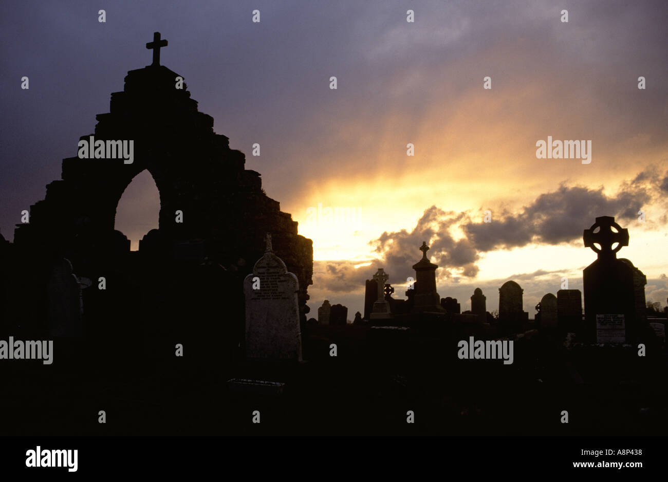 Espectacular imagen de la Iglesia en ruinas al atardecer Irlanda Foto de stock