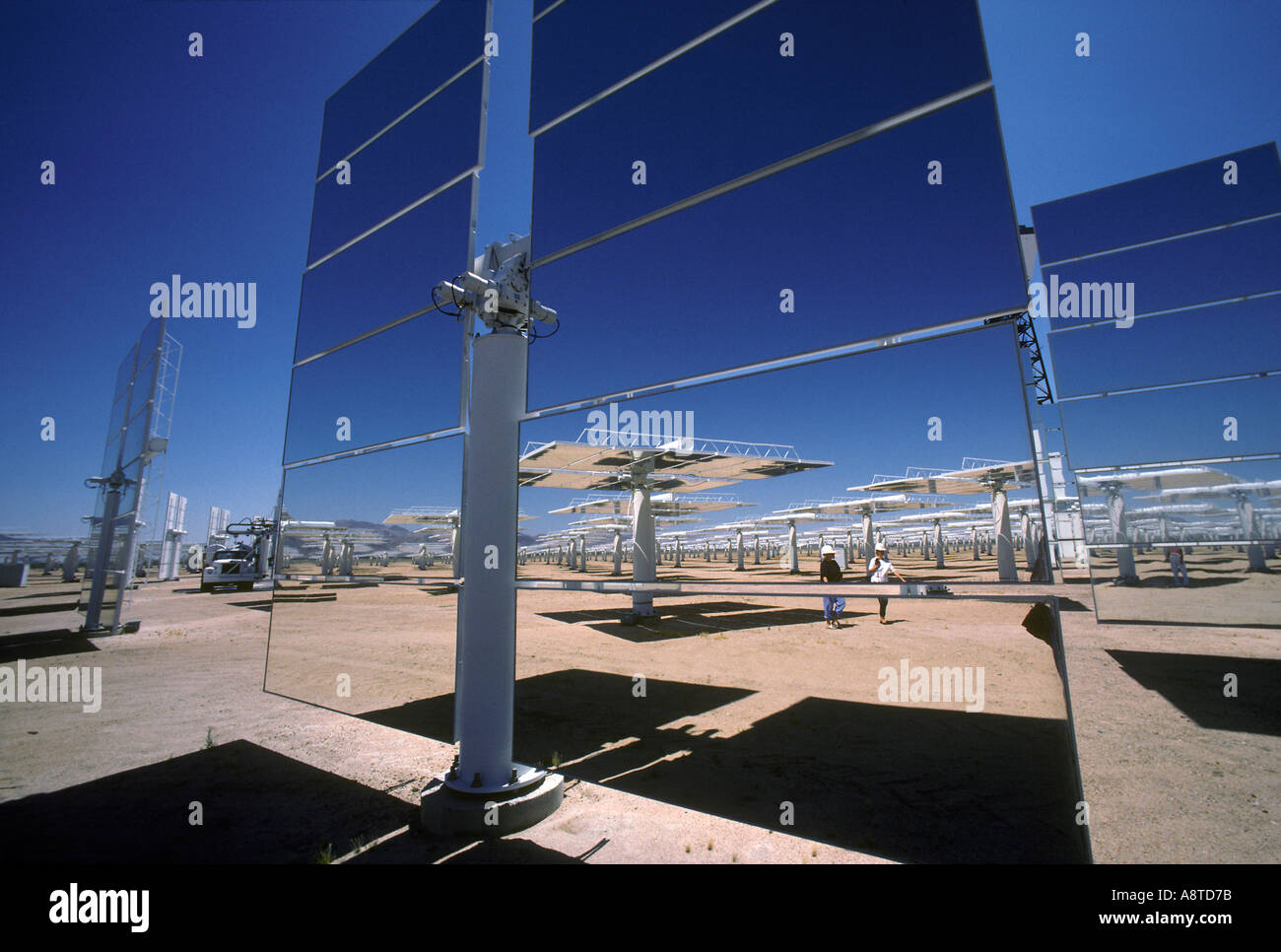 Espejos gigantes del solar de una Planta de Energía Solar en California Dagget Foto de stock