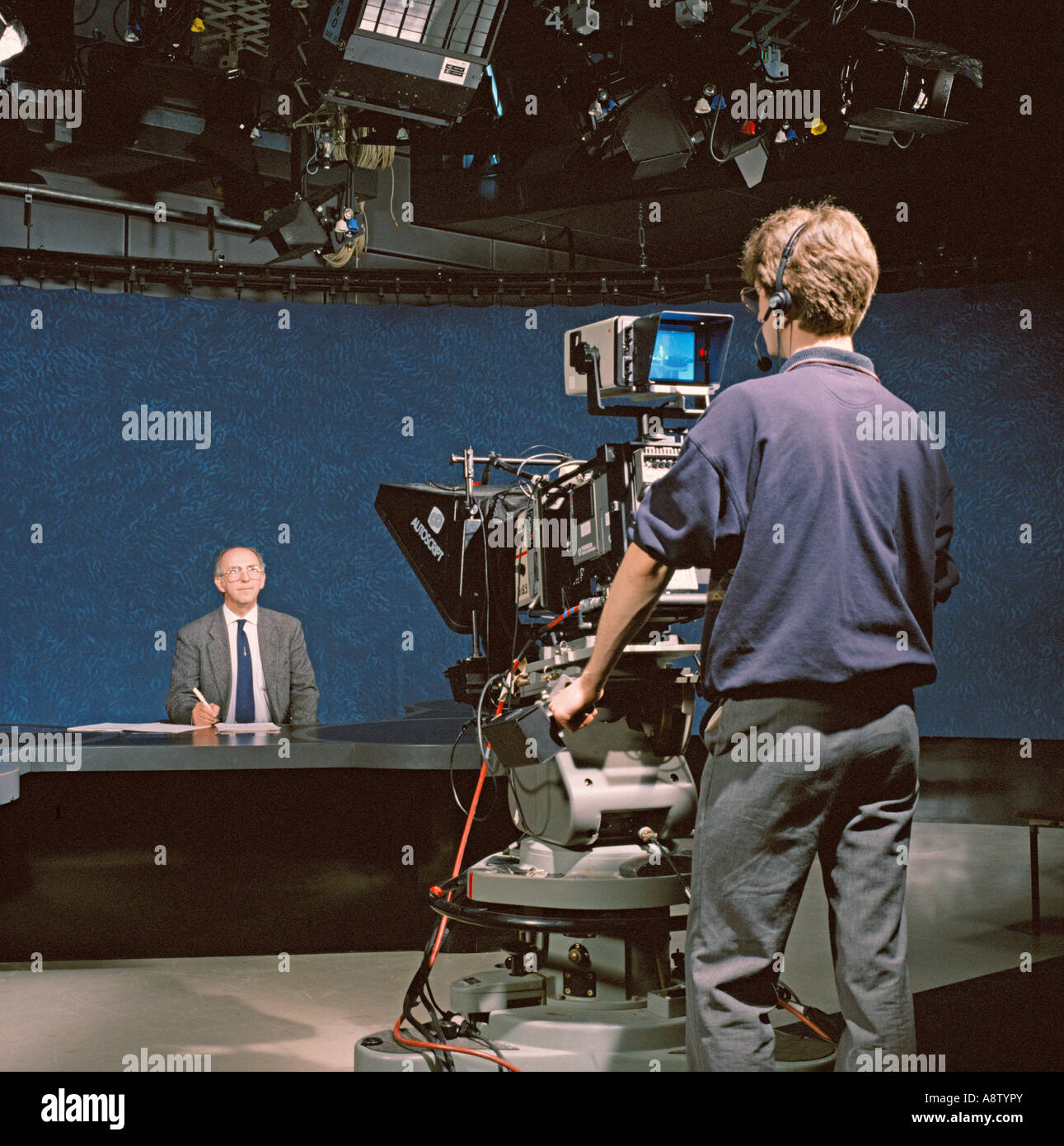 Operador de cámara grabando presentador de televisión Studio Fotografía de  stock - Alamy