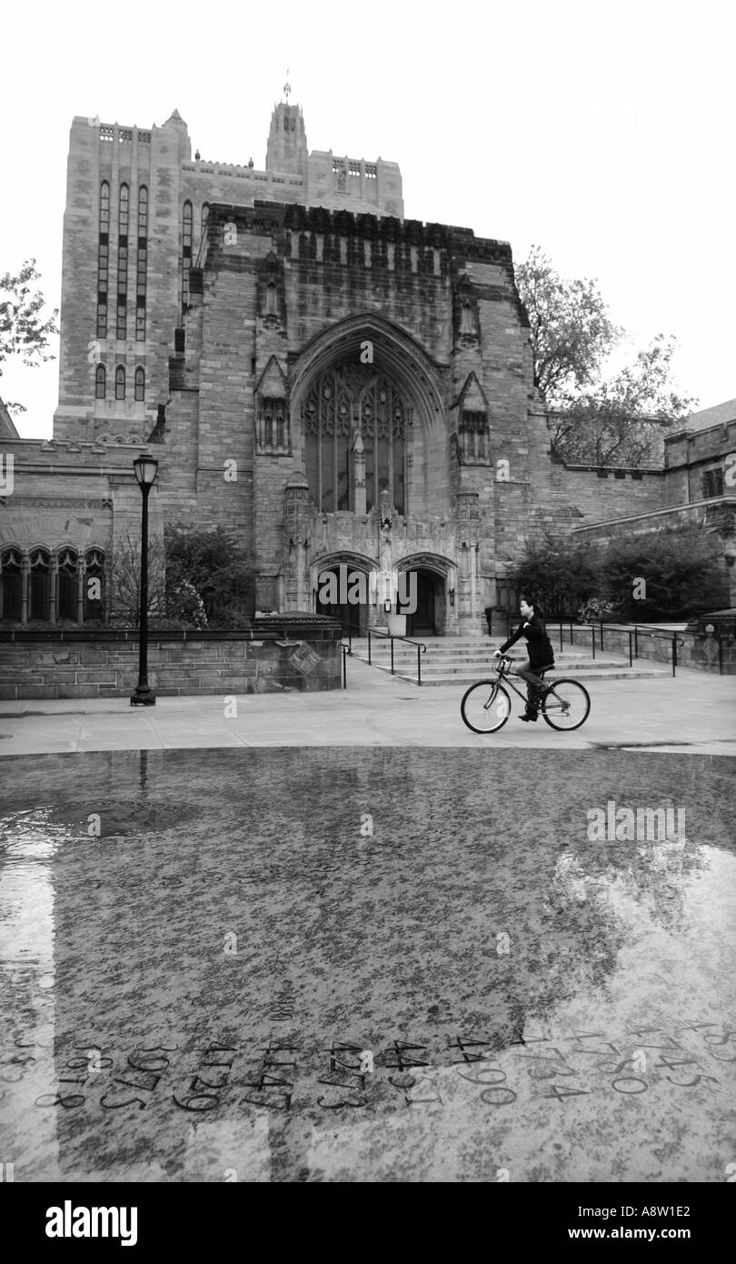Biblioteca de Yale Sterling Memorial Library con ciclista biker estudiante en bicicleta Foto de stock