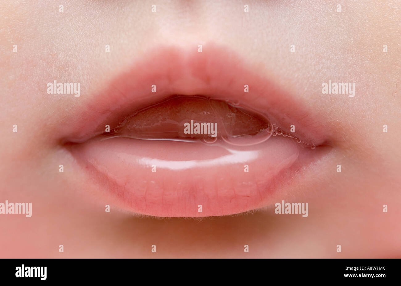 Cerca de rosa labios de niña con lengua colgante Fotografía de stock - Alamy