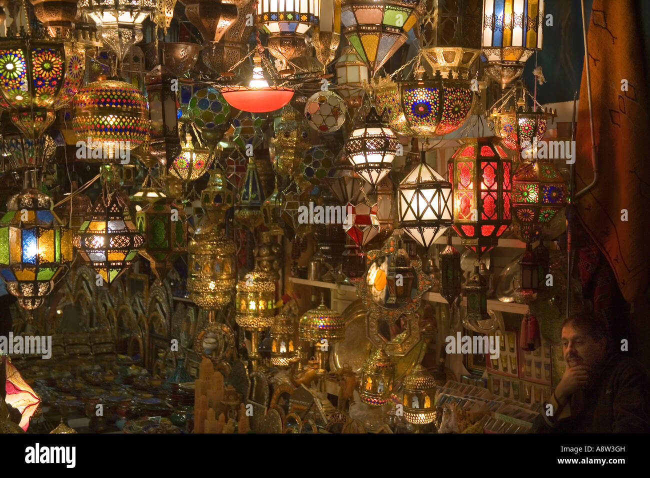 Cientos de diseños en la tienda de lámparas en la plaza Jemaa El Fna en Marrakech, Marruecos Foto de stock