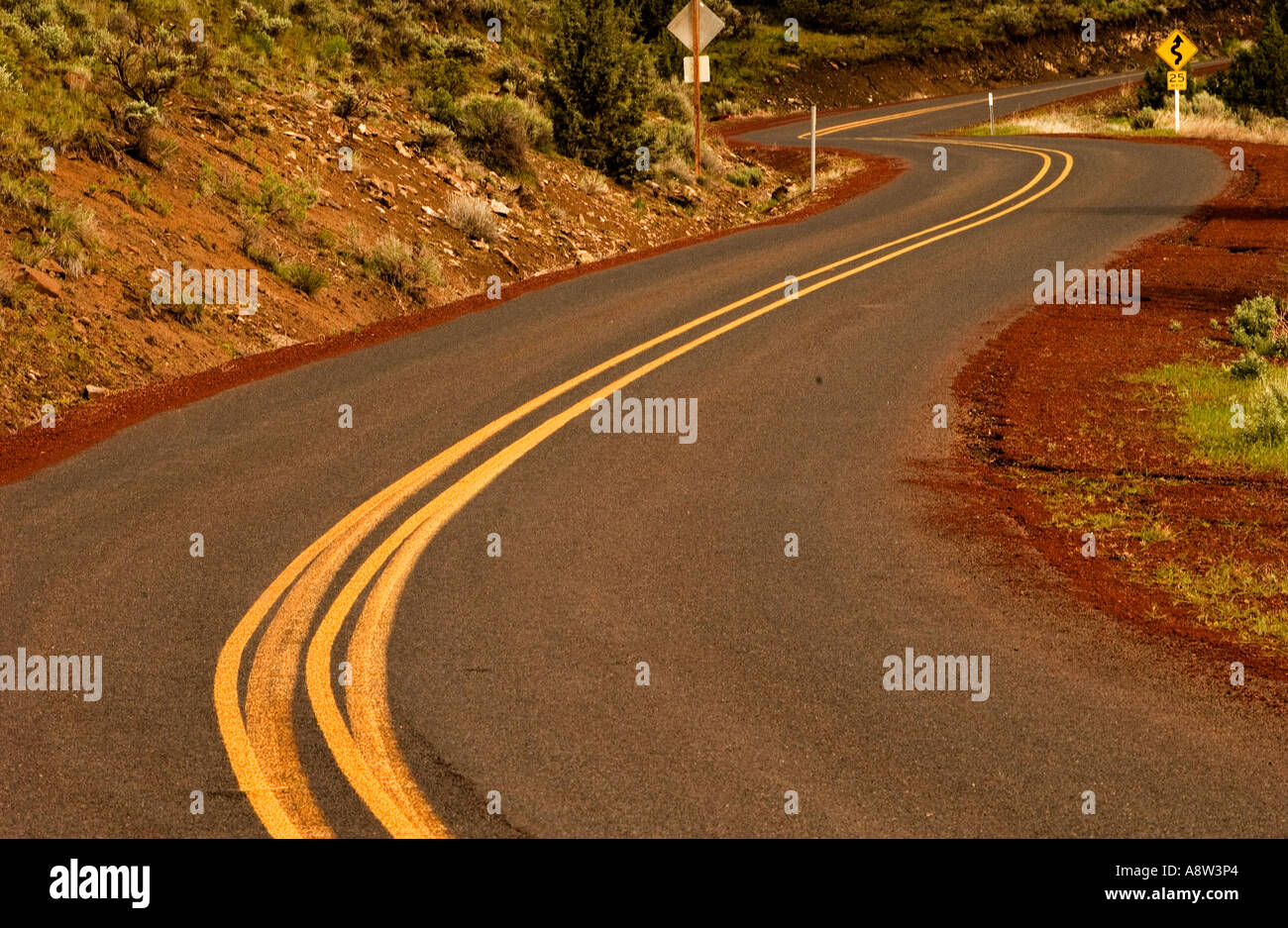 Curva S en Oregon Oriental rodeado de rocas y arena roja Foto de stock