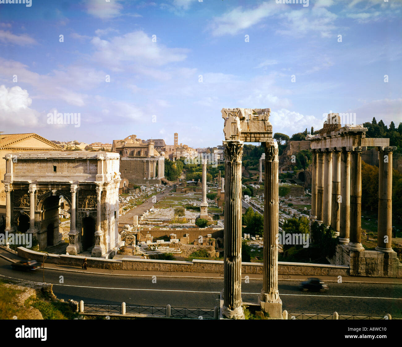 Las antiguas ruinas del Foro en Roma Italia Foto de stock