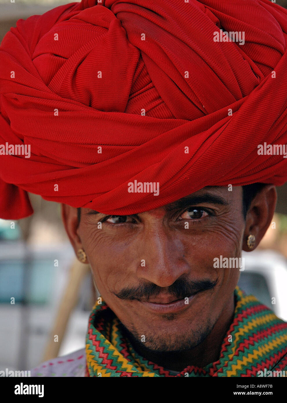 Hombre en turbante rojo imagen editorial. Imagen de fortaleza - 84132520
