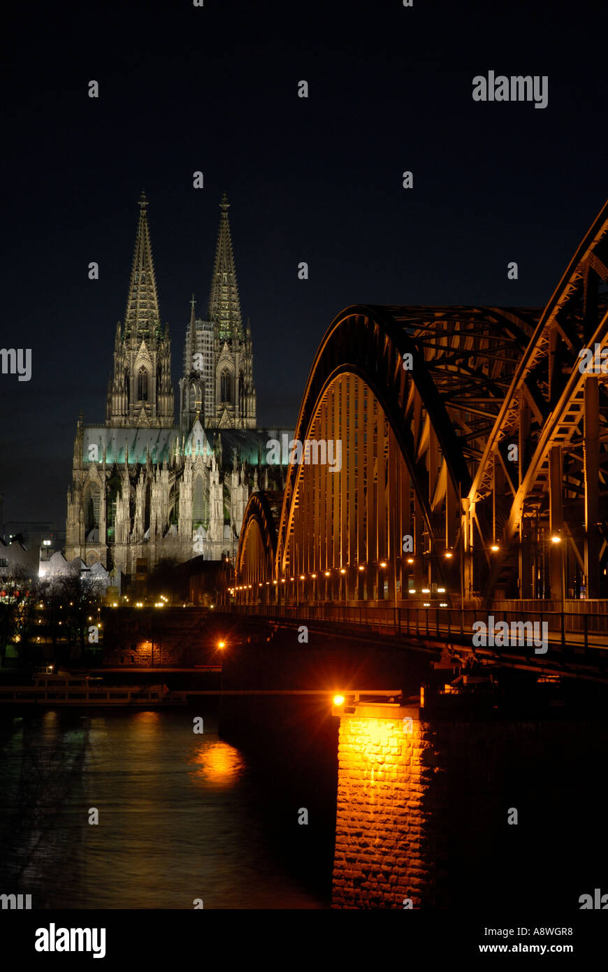 La Catedral de Colonia, el puente Hohenzollern en la noche Foto de stock