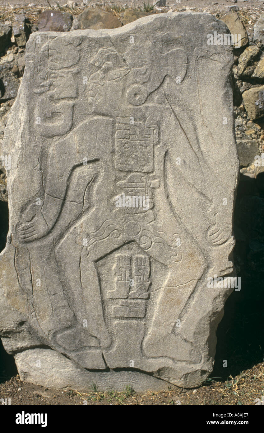 Tallados en piedra prehispánica mostrando la tortura zapoteca en Monte Albán, ciudad-estado y sitio arqueológico cerca de Oaxaca, México Foto de stock