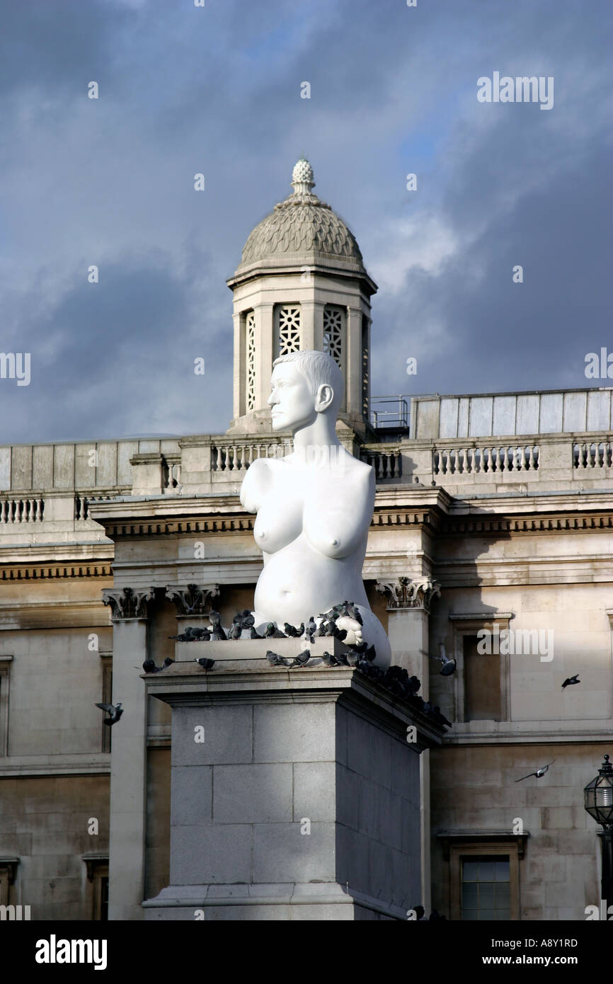 Inglaterra Londres Trafalgar Square escultura de Marc Quinn. de una mujer embarazada sin brazos y patas cortas Foto de stock