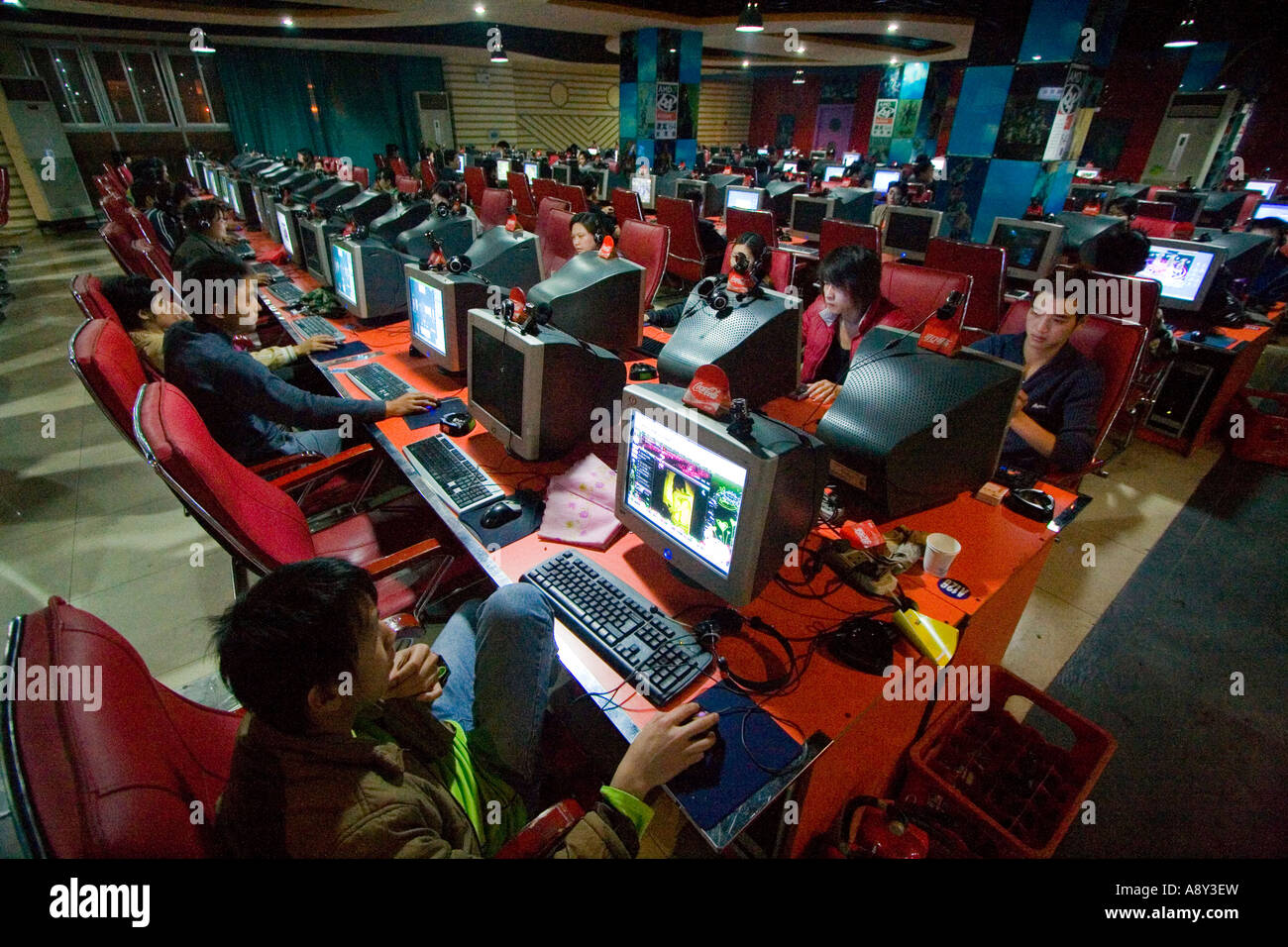 Jóvenes en línea en un lujoso boutique Cafe Internet Gaming y Serfing Guilin China Foto de stock