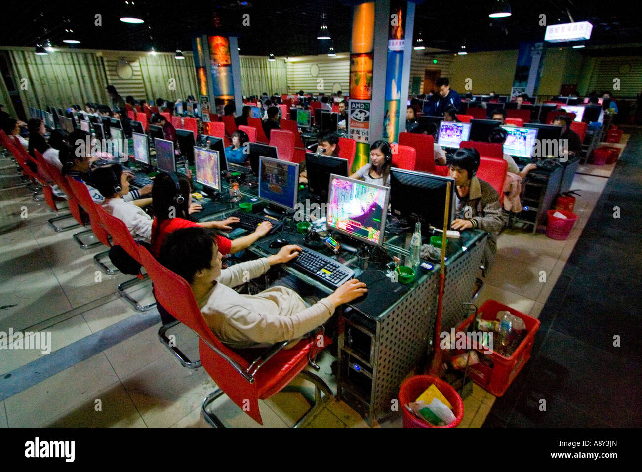 Jóvenes en línea en un lujoso boutique Cafe Internet Gaming y Serfing Guilin China Foto de stock