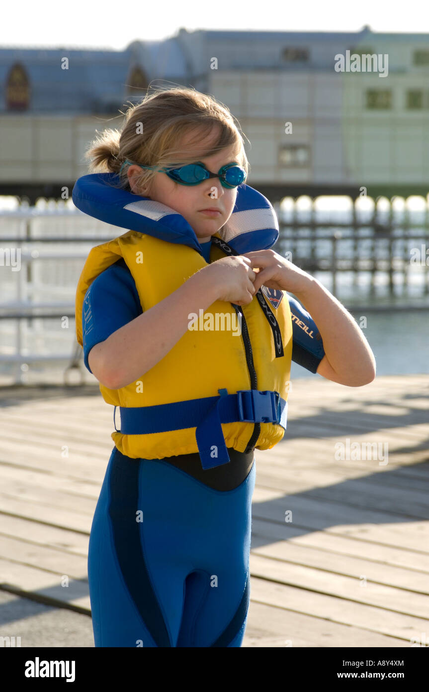Niña vestidos de traje azul y amarillo chaleco de flotabilidad y gafas de  natación Fotografía de stock - Alamy