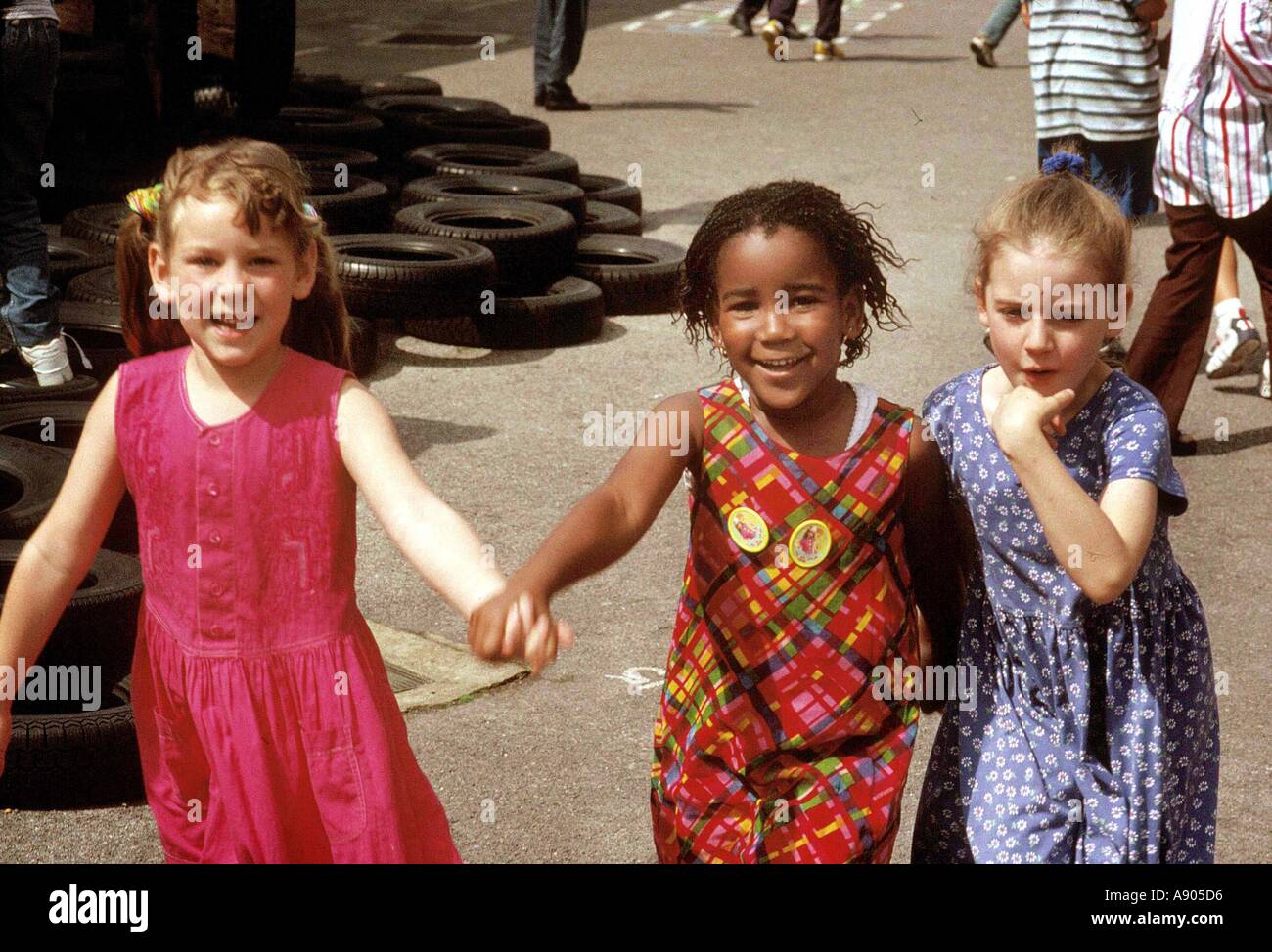 Tres niñas manos juntos Foto de stock