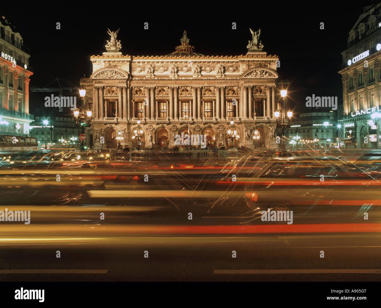 París Francia iluminación en Ópera con tráfico concurrido estelas de luz Foto de stock