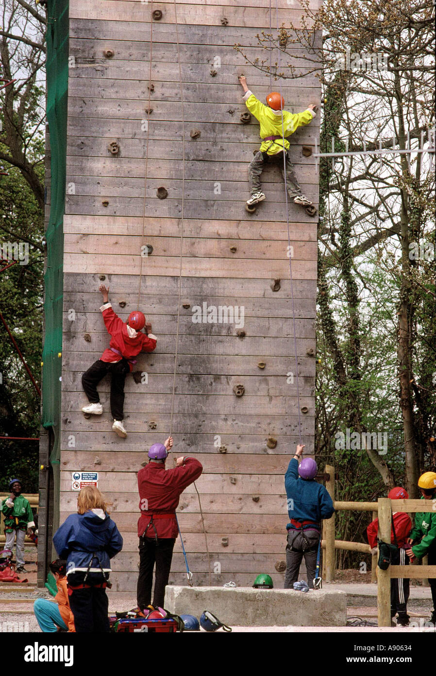 Los niños de escuela primaria escalada Foto de stock
